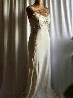 Elegant Y2K Cream Slip Wedding Dress with Delicate Embroidery